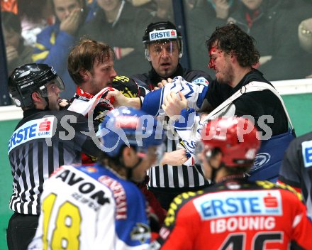 Eishockey Bundesliga. VSV gegen KAC. Rauferei.Johannes Kirisits (KAC), Gilbert K?hn (VSV). Villach, am 11.3.2007.
Foto: Kuess
---
pressefotos, pressefotografie, kuess, qs, qspictures, sport, bild, bilder, bilddatenbank