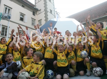 Pr?sentation der Fu?ball-Roadshow ? Enth?llung des begehbaren Fussballs. B?rgermeister Harald Scheucher, Landeshauptmann J?rg Haider. Klagenfurt, am 25.4.2007.
Foto: Kuess
---
pressefotos, pressefotografie, kuess, qs, qspictures, sport, bild, bilder, bilddatenbank