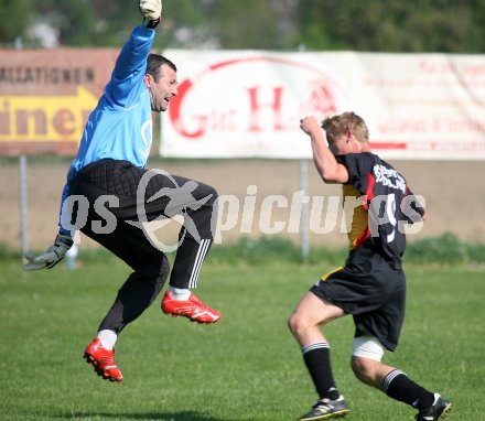 Fussball 1. Klasse C. W?lfnitz gegen Weitensfeld. Michael Pirker (W?lfnitz), Udo Mallegg (Weitensfeld). W?lfnitz, am 28.4.2007.
Foto: Kuess 
---
pressefotos, pressefotografie, kuess, qs, qspictures, sport, bild, bilder, bilddatenbank