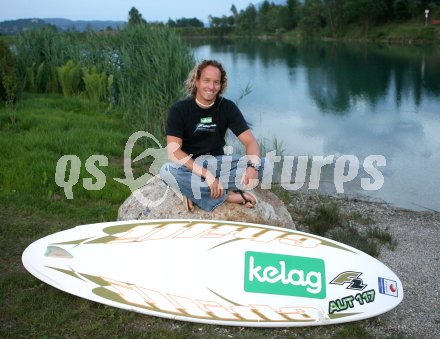 Surfen. Surfweltcup. Mario Inthal. St. Johann, am 1.6.2007.
Foto: Kuess
---
pressefotos, pressefotografie, kuess, qs, qspictures, sport, bild, bilder, bilddatenbank