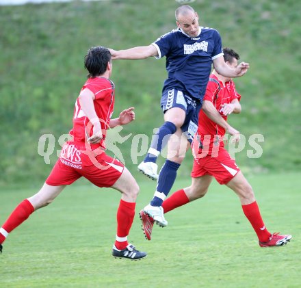 Fussball Regionalliga. Feldkirchen gegen Perg. Igor Manojlovic (Feldkirchen), G?nter St?ckler, Patrik Krap (Perg). Feldkirchen, am 20.4.2007.
Foto: Kuess 
---
pressefotos, pressefotografie, kuess, qs, qspictures, sport, bild, bilder, bilddatenbank