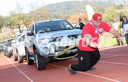 Gelungener Weltrekordversuch. (Zog 7 Autos). Hubert D?rer. Villach, am 14.4.2007.
Foto: Kuess
---
pressefotos, pressefotografie, kuess, qs, qspictures, sport, bild, bilder, bilddatenbank