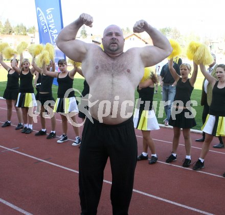 Gelungener Weltrekordversuch. (Zog 7 Autos). Hubert D?rer. Villach, am 14.4.2007.
Foto: Kuess
---
pressefotos, pressefotografie, kuess, qs, qspictures, sport, bild, bilder, bilddatenbank