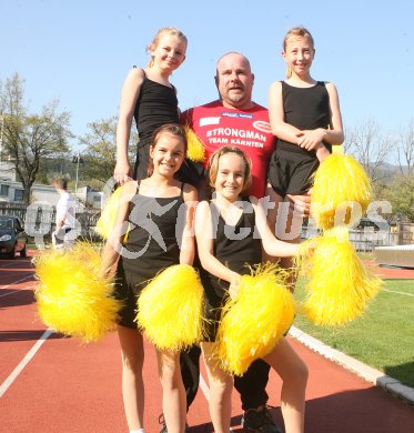 Gelungener Weltrekordversuch. (Zog 7 Autos). Hubert D?rer mit Cheerleader. Villach, am 14.4.2007.
Foto: Kuess
---
pressefotos, pressefotografie, kuess, qs, qspictures, sport, bild, bilder, bilddatenbank