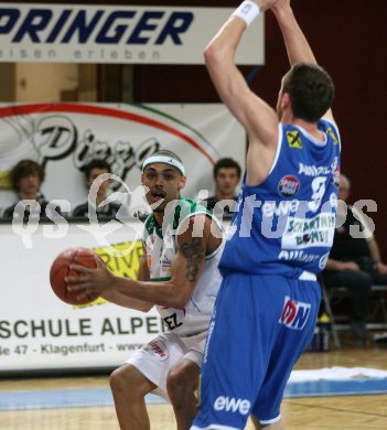 Basketball Bundesliga. W?rthersee Piraten gegen Swans Gmunden. Anthony Shavies (Piraten), Peter H?tter (Gmunden). Klagenfurt, am 4.7.2007.
Foto: Kuess
---
pressefotos, pressefotografie, kuess, qs, qspictures, sport, bild, bilder, bilddatenbank