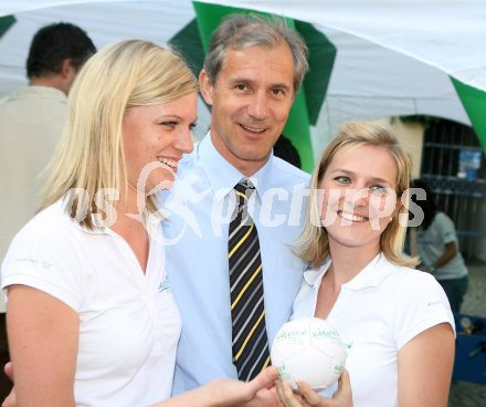 Pr?sentation der Fu?ball-Roadshow ? Enth?llung des begehbaren Fussballs.  Landesrat Josef Martinz. Klagenfurt, am 25.4.2007.
Foto: Kuess
---
pressefotos, pressefotografie, kuess, qs, qspictures, sport, bild, bilder, bilddatenbank