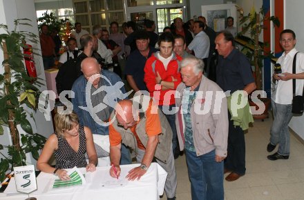 Fussball Bundesliga. FC Superfund Pasching Generalversammlung. Die Mitglieder tragen sich in die Teilnehmerliste ein. Pasching, am 10.5.2007.
Foto: Kuess
---
pressefotos, pressefotografie, kuess, qs, qspictures, sport, bild, bilder, bilddatenbank