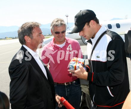 Tennis. Landeshauptmann Joerg Haider empfaengt Andy Roddick und Ronnie Leitgeb am Flughafen Klagenfurt. Ronnie Leitgeb. Klagenfurt, am 19.5.2007.
Foto: Kuess
---
pressefotos, pressefotografie, kuess, qs, qspictures, sport, bild, bilder, bilddatenbank