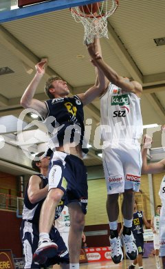 Basketball Bundesliga. W?rthersee Piraten gegen Panthers F?rstenfeld. Kris Clarkson (Piraten), Dawid Przybszewski (F?rstenfeld). Klagenfurt, am 22.4.2007.
Foto: Kuess
---
pressefotos, pressefotografie, kuess, qs, qspictures, sport, bild, bilder, bilddatenbank