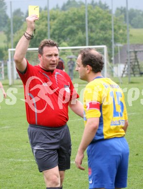 Fussball Kaerntner Liga. Lendorf gegen Bleiburg. Schiedsrichter Herbert Greschonig, Michael Morgenstern (Lendorf) . Lendorf, am 17.5.2007.
Foto: Kuess
---
pressefotos, pressefotografie, kuess, qs, qspictures, sport, bild, bilder, bilddatenbank