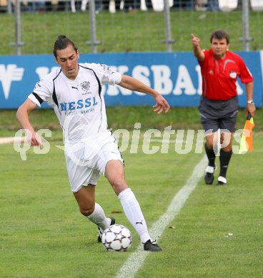 Fussball Regionalliga. Spittal gegen Feldkirchen. Daniel Trupp (Spittal),Linienrichter Karl Hitzenhammer. Spittal, am 5.6.2007.
Foto: Kuess
---
pressefotos, pressefotografie, kuess, qs, qspictures, sport, bild, bilder, bilddatenbank