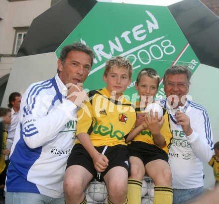 Pr?sentation der Fu?ball-Roadshow ? Enth?llung des begehbaren Fussballs. B?rgermeister Harald Scheucher, Landeshauptmann J?rg Haider. Klagenfurt, am 25.4.2007.
Foto: Kuess
---
pressefotos, pressefotografie, kuess, qs, qspictures, sport, bild, bilder, bilddatenbank