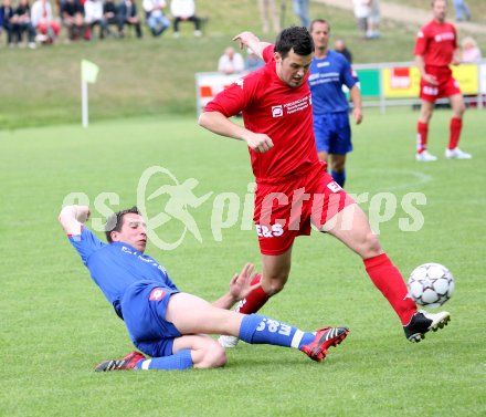 Fussball Unterliga Ost. K?ttmannsdorf gegen DSG Sele/Zell. Stefan Znidar (K?ttmannsdorf), Marko Jovovic (Zell). K?ttmannsdorf, am 28.5.2007.
Foto: Kuess
---
pressefotos, pressefotografie, kuess, qs, qspictures, sport, bild, bilder, bilddatenbank