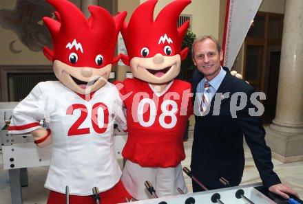 Fussball. Euro 2008. ?sterreich am Ball.  Heinz Palme mit Maskottchen. Klagenfurt, am 17.4.2007.
Foto: Kuess
---
pressefotos, pressefotografie, kuess, qs, qspictures, sport, bild, bilder, bilddatenbank