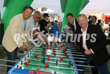 Pr?sentation der Fu?ball-Roadshow ? Enth?llung des begehbaren Fussballs.  Fritz Strobl, Gerhard D?rfler. Klagenfurt, am 25.4.2007.
Foto: Kuess
---
pressefotos, pressefotografie, kuess, qs, qspictures, sport, bild, bilder, bilddatenbank