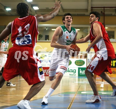 Basketball. Kelag W?rthersee Piraten gegen Lions Traiskirchen. Selmir Husanovic (Piraten), Mike English, Stjepan Stazic (Traiskirchen). Klagenfurt, 14.4.2007.
Foto. Kuess
---
pressefotos, pressefotografie, kuess, qs, qspictures, sport, bild, bilder, bilddatenbank