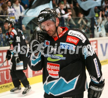 Eishockey Bundesliga. VSV gegen Liwest Black Wings Linz. Entt?uschung bei den Linzern. Christian Perthaler. Villach, am 20.3.2007.
Foto: Kuess
---
pressefotos, pressefotografie, kuess, qs, qspictures, sport, bild, bilder, bilddatenbank