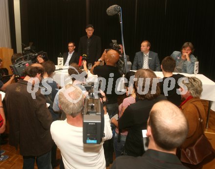 Fussball Bundesliga. FC Superfund Pasching Generalversammlung. Franz Grad gibt eine Stellungnahme zum Abstimmungsergebnis. Pasching, am 10.5.2007.
Foto: Kuess
---
pressefotos, pressefotografie, kuess, qs, qspictures, sport, bild, bilder, bilddatenbank