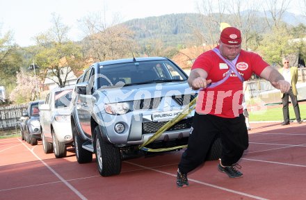 Gelungener Weltrekordversuch. (Zog 7 Autos). Hubert D?rer. Villach, am 14.4.2007.
Foto: Kuess
---
pressefotos, pressefotografie, kuess, qs, qspictures, sport, bild, bilder, bilddatenbank