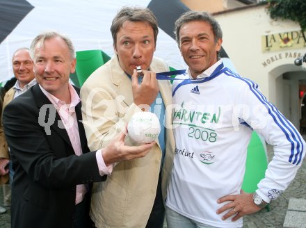 Pr?sentation der Fu?ball-Roadshow ? Enth?llung des begehbaren Fussballs. Gerhard D?rfler, Fritz Strobl,  Landeshauptmann J?rg Haider. Klagenfurt, am 25.4.2007.
Foto: Kuess
---
pressefotos, pressefotografie, kuess, qs, qspictures, sport, bild, bilder, bilddatenbank