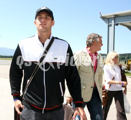 Tennis.  Andy Roddick landet mit Freundin am Flughafen Klagenfurt. Ronnie Leitgeb. Klagenfurt, am 19.5.2007.
Foto: Kuess
---
pressefotos, pressefotografie, kuess, qs, qspictures, sport, bild, bilder, bilddatenbank