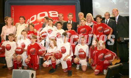 Euro 2008. Nachwuchsfussballer mit Frenkie Schinkels, Walter Kogler, Heribert Weber, Beppo Mauchart, Marika Lichter, Felix Magath, Heinz Palme. Klagenfurt, am 17.4.2007.
Foto: Kuess
---
pressefotos, pressefotografie, kuess, qs, qspictures, sport, bild, bilder, bilddatenbank