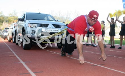 Gelungener Weltrekordversuch. (Zog 7 Autos). Hubert D?rer. Villach, am 14.4.2007.
Foto: Kuess
---
pressefotos, pressefotografie, kuess, qs, qspictures, sport, bild, bilder, bilddatenbank