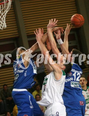 Basketball Bundesliga. W?rhersee Piraten gegen Gmunden. Stjepan Gavran (Piraten), Matthias Mayer, Nerijus Lisauskas (Gmunden). Klagenfurt, am 7.4.2007.
Foto: Kuess
---
pressefotos, pressefotografie, kuess, qs, qspictures, sport, bild, bilder, bilddatenbank