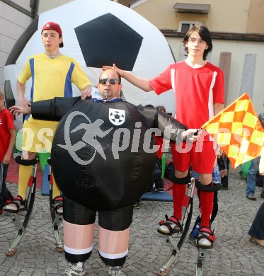 Pr?sentation der Fu?ball-Roadshow ? Enth?llung des begehbaren Fussballs. Klagenfurt, am 25.4.2007.
Foto: Kuess
---
pressefotos, pressefotografie, kuess, qs, qspictures, sport, bild, bilder, bilddatenbank