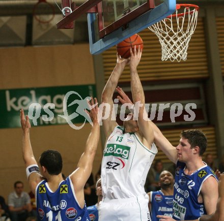 Basketball Bundesliga. W?rhersee Piraten gegen Gmunden. Srdan Helbich (Piraten), Ian Boylan, Matthias Mayer (Gmunden). Klagenfurt, am 7.4.2007.
Foto: Kuess
---
pressefotos, pressefotografie, kuess, qs, qspictures, sport, bild, bilder, bilddatenbank