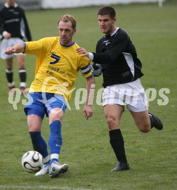 Fussball 1. Klasse D. ASV gegen Donau. Ewald Pajantschitsch (ASV), Mirnes Mesic  (Donau). Klagenfurt, am 1.4.2007.
Foto: Kuess
---
pressefotos, pressefotografie, kuess, qs, qspictures, sport, bild, bilder, bilddatenbank