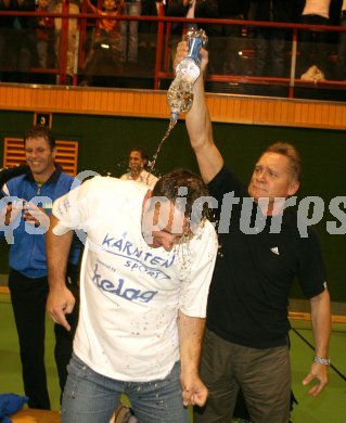 Handball Bundesliga. SC Ferlach gegen Korneuburg. Jubel (Ferlach). Dusche f?r Trainer Boris Levc. Ferlach, am 5.5.2007.
Foto: Kuess
---
pressefotos, pressefotografie, kuess, qs, qspictures, sport, bild, bilder, bilddatenbank