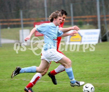 Fussball Unterliga West. Sachsenburg gegen Rothenthurn. Ronald Linder (Sachsenburg), Wolfgang Lichtner (Rothenthurn). Sachsenburg, am 31.3.2007.
Foto: Kuess 
---
pressefotos, pressefotografie, kuess, qs, qspictures, sport, bild, bilder, bilddatenbank