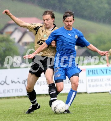 Fu?ball K?rntner Liga. Griffen gegen VSV. Emanuel Verhounik (Griffen), Rudolf Sandriesser (VSV). Griffen, am 5.5.2007.
Foto: Kuess
---
pressefotos, pressefotografie, kuess, qs, qspictures, sport, bild, bilder, bilddatenbank