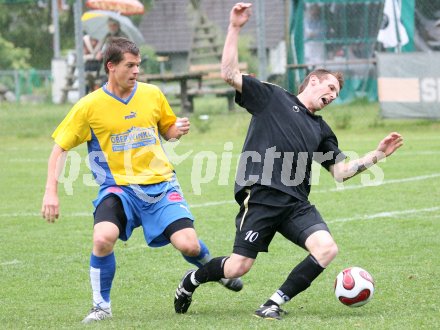 Fussball Kaerntner Liga. Lendorf gegen Bleiburg. Christian HUber (Lendorf), Rok Pavlicic (Bleiburg). Lendorf, am 17.5.2007.
Foto: Kuess
---
pressefotos, pressefotografie, kuess, qs, qspictures, sport, bild, bilder, bilddatenbank