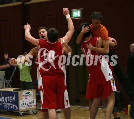 Basketball. Kelag W?rthersee Piraten gegen Lions Traiskirchen. Jubel Traiskirchen. Klagenfurt, 14.4.2007.
Foto. Kuess
---
pressefotos, pressefotografie, kuess, qs, qspictures, sport, bild, bilder, bilddatenbank