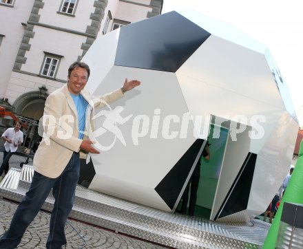 Pr?sentation der Fu?ball-Roadshow ? Enth?llung des begehbaren Fussballs. Olympiasieger Fritz Strobl. Klagenfurt, am 25.4.2007.
Foto: Kuess
---
pressefotos, pressefotografie, kuess, qs, qspictures, sport, bild, bilder, bilddatenbank