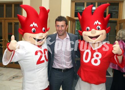 Fussball. Euro 2008. ?sterreich am Ball.   Walter Kogler mit Euro Maskottchen. Klagenfurt, am 17.4.2007.
Foto: Kuess
---
pressefotos, pressefotografie, kuess, qs, qspictures, sport, bild, bilder, bilddatenbank