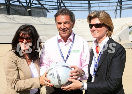 Pressekonferenz FCK neu. Claudia Schlegel, J?rg Haider, Alexandra Slama. Klagenfurt, am 21.4.2007.
Foto: Kuess 
---
pressefotos, pressefotografie, kuess, qs, qspictures, sport, bild, bilder, bilddatenbank