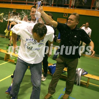 Handball Bundesliga. SC Ferlach gegen Korneuburg. Jubel (Ferlach). Dusche f?r Trainer Boris Levc. Ferlach, am 5.5.2007.
Foto: Kuess
---
pressefotos, pressefotografie, kuess, qs, qspictures, sport, bild, bilder, bilddatenbank