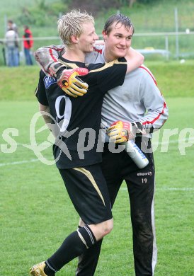 Fussball Kaerntner Liga. Lendorf gegen Bleiburg. Jubel.  Rene Partl, Mario Boschitz (Bleiburg). Lendorf, am 17.5.2007.
Foto: Kuess
---
pressefotos, pressefotografie, kuess, qs, qspictures, sport, bild, bilder, bilddatenbank