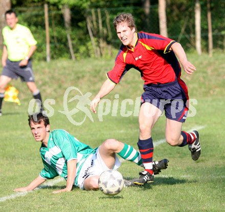 Fussball K?rntner Liga. ASTUS Ferlach gegen Landskron. Gerd Tragner (Ferlach), Richard Thurner (Landskron). Ferlach, am 28.4.2007.
Foto: Kuess 
---
pressefotos, pressefotografie, kuess, qs, qspictures, sport, bild, bilder, bilddatenbank