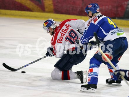 Eishockey Bundesliga. Red Bull Salzburg gegen VSV. Gregor Hager (Salzburg), Mike Stewart(VSV). Salzburg, am 5.4.2007.
Foto: Kuess
---
pressefotos, pressefotografie, kuess, qs, qspictures, sport, bild, bilder, bilddatenbank