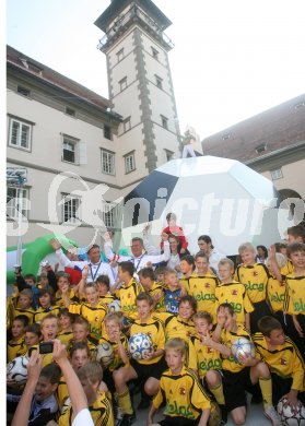 Pr?sentation der Fu?ball-Roadshow ? Enth?llung des begehbaren Fussballs. B?rgermeister Harald Scheucher, Landeshauptmann J?rg Haider. Klagenfurt, am 25.4.2007.
Foto: Kuess
---
pressefotos, pressefotografie, kuess, qs, qspictures, sport, bild, bilder, bilddatenbank