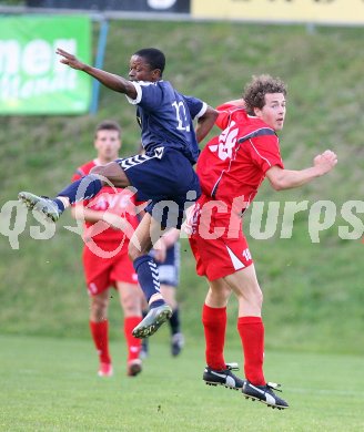 Fussball Regionalliga. Feldkirchen gegen Perg. Maxwell Siaw (Feldkirchen), Michael Auer (Perg). Feldkirchen, am 20.4.2007.
Foto: Kuess 
---
pressefotos, pressefotografie, kuess, qs, qspictures, sport, bild, bilder, bilddatenbank