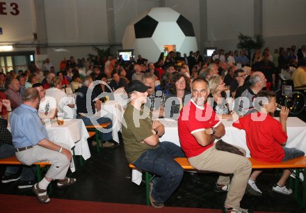 Fussball Bundesliga. SK Austria Kaernten. Veranstaltung Messehalle. Blick ins Publikum. Klagenfurt, am 23.5.2007.
Foto: Kuess
---
pressefotos, pressefotografie, kuess, qs, qspictures, sport, bild, bilder, bilddatenbank