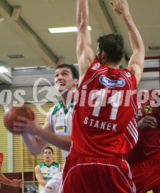 Basketball Bundesliga. W?rthersee Piraten gegen WBC Wels. Srdan Helbich (Piraten), Stanek (Wels). Klagenfurt, am 29.4.2007.
Foto: Kuess
---
pressefotos, pressefotografie, kuess, qs, qspictures, sport, bild, bilder, bilddatenbank