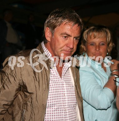 Fussball. Red Zac Liga. FC K?rnten gegen Kapfenberg. Trainer Walter Schachner, Claudia Haider (FCK). Klagenfurt, am 27.4.2007.
Foto: Kuess 
---
pressefotos, pressefotografie, kuess, qs, qspictures, sport, bild, bilder, bilddatenbank