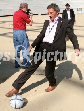 Pressekonferenz FCK neu.  J?rg Haider. Klagenfurt, am 21.4.2007.
Foto: Kuess 
---
pressefotos, pressefotografie, kuess, qs, qspictures, sport, bild, bilder, bilddatenbank