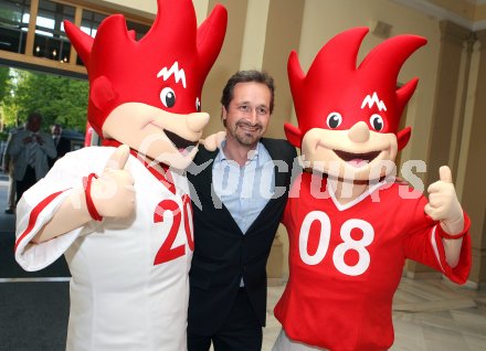 Fussball. Euro 2008. ?sterreich am Ball.  Sportlandesrat Wolfgang Schantl mit Euro Maskottchen. Klagenfurt, am 17.4.2007.
Foto: Kuess
---
pressefotos, pressefotografie, kuess, qs, qspictures, sport, bild, bilder, bilddatenbank